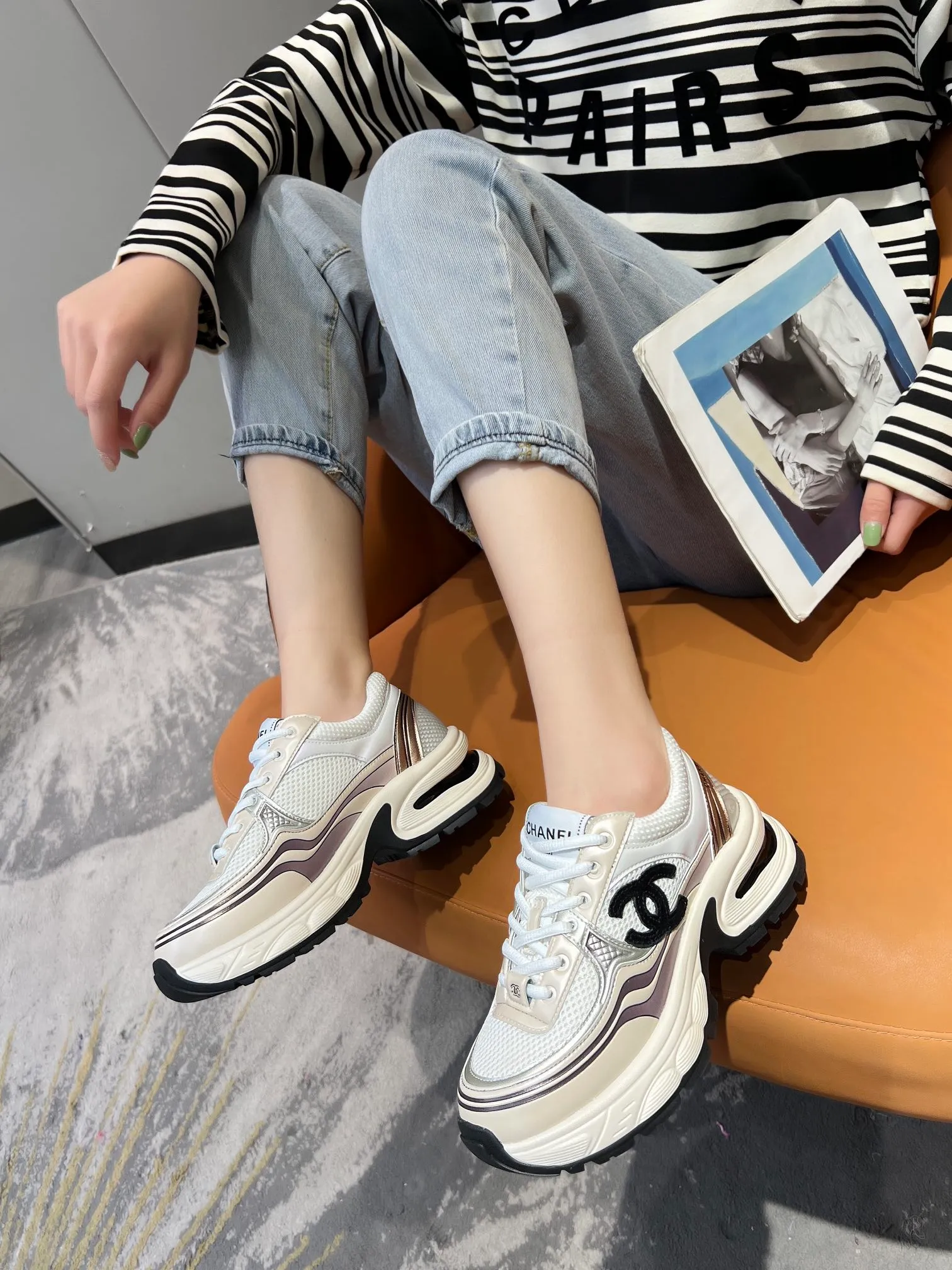 👟👟Ex-factory price 640👟👟 Women's shoe factory chanel Chanel early spring vacation series latest casual sports shoes silver white, gold white, silver gray, black and red! Incomparably beautiful and easy to wear, very light, the lining is also super soft, super comfortable, the upper is breathable, the color is high-end and durable, versatile. Upper: cowhide and cloth stitching. Inner: breathable mesh. Original foam combination outsole. Size: 35-40.